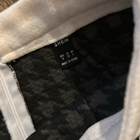 Skirt, warn gently used - Picture 3 of 3